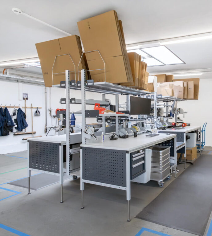 ERGO-line-ERGO-Basic_Packtisch-GWF_AG_Luzern-022 ERGO-line Packstationen mit 4 ERGO-Basic Tischen