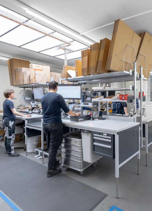 Packtische Typ ERGO-Basic und Bodenmatten für ergonomisches Stehen