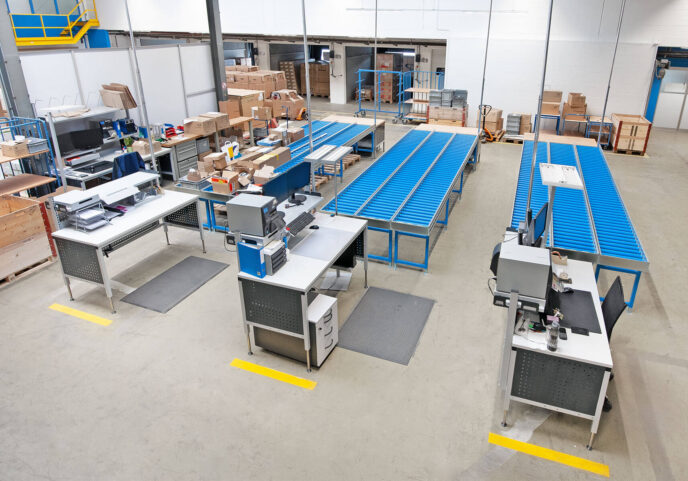 ERGO-Basic Tische mit Aufbauten für die Fördertechnik {{brizy_dc_image_alt imageSrc=