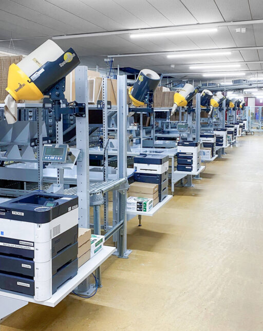 Packstrasse mit mehreren Packarbeitsplätzen im Versandhandel