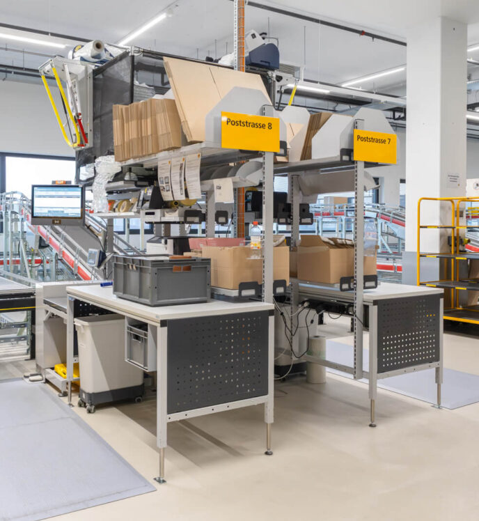 Packtische mit Hubelement für ergonomisches Arbeiten