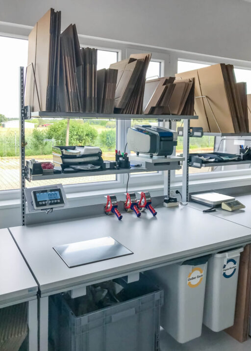 Packarbeitsplatz mit optimalen Ablagen von ERGO-line