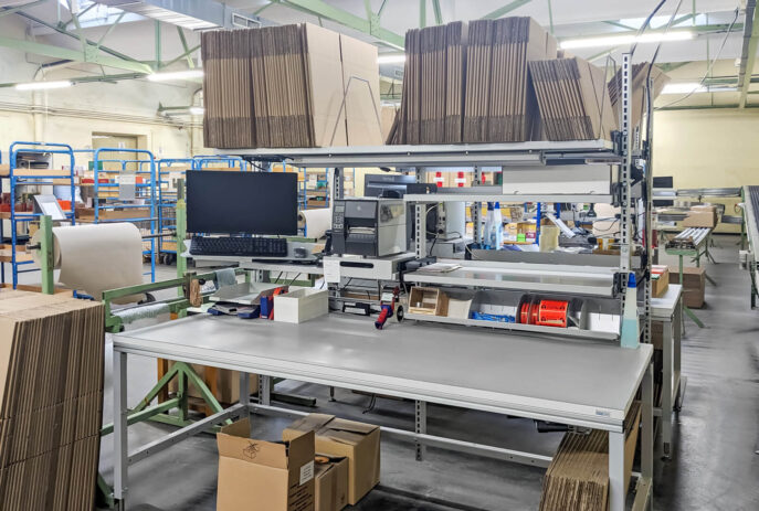 Tische mit Aufbauten und Ablagen für Packerei {{brizy_dc_image_alt imageSrc=